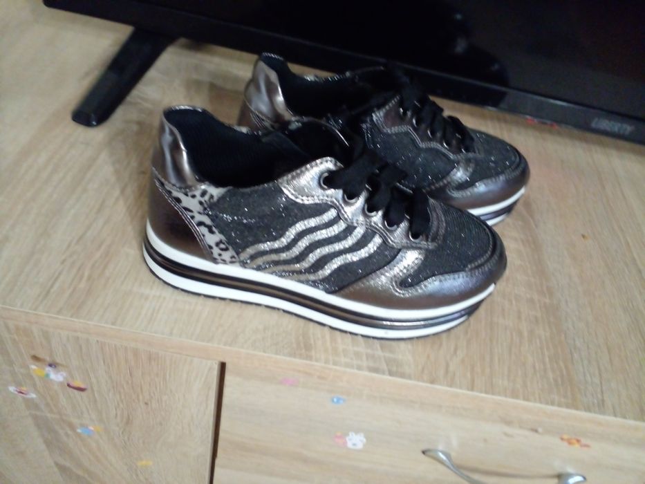 Дитячі дівчачі кросівки підійдуть на осінь і на весну