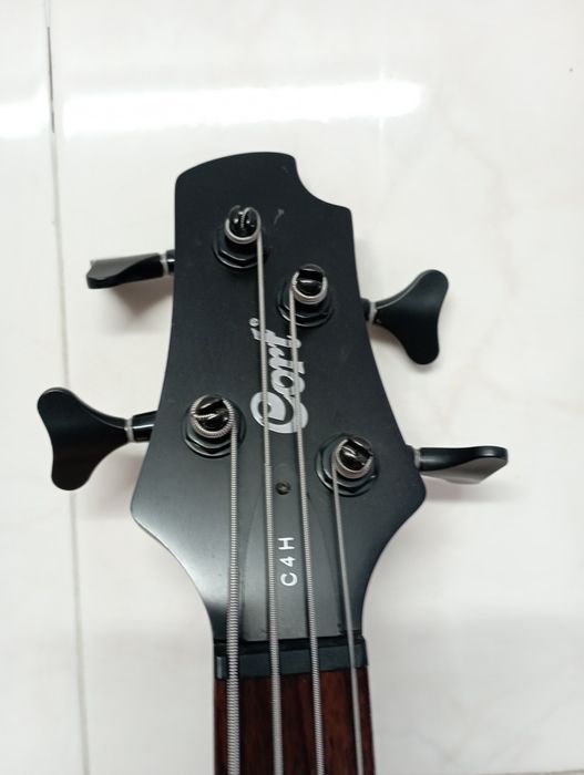 Vendo baixo Cort C4H , mais amplificador de baixo , tudo impecável