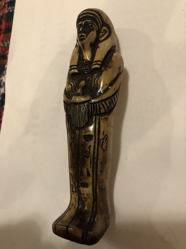 stara figurka egipskiego faraona