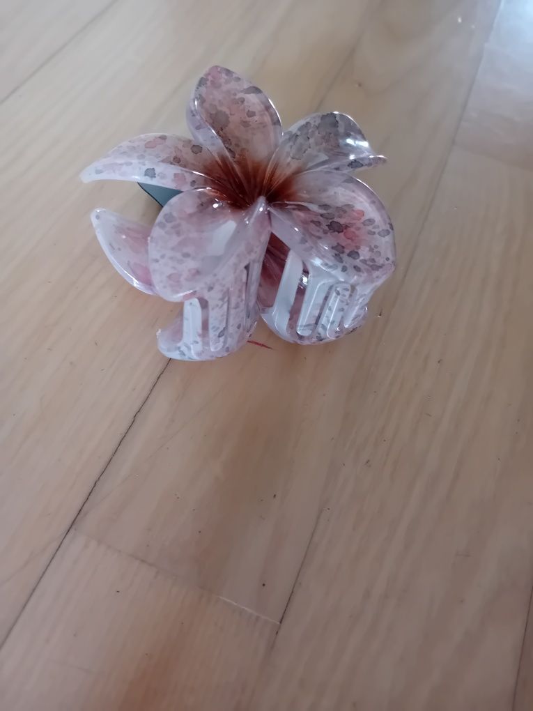 Nowa sliczna spinka do włosów