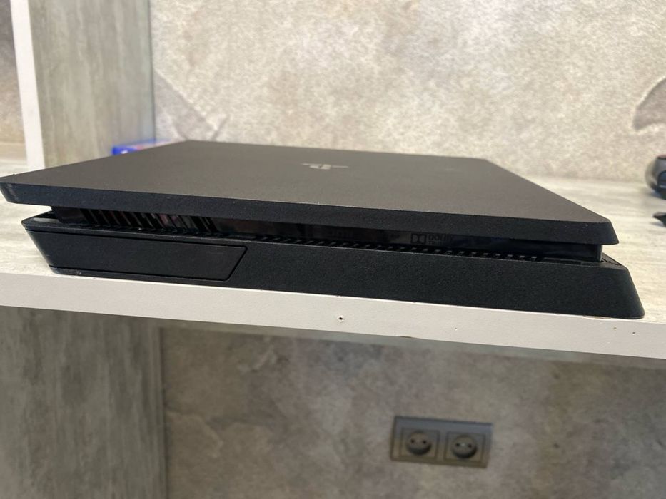 Playstation 4 slim два диска в подарок