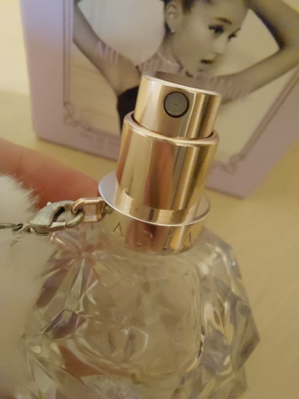 Pusty flakon i kartonik po perfumach Ari by Ariana Grande