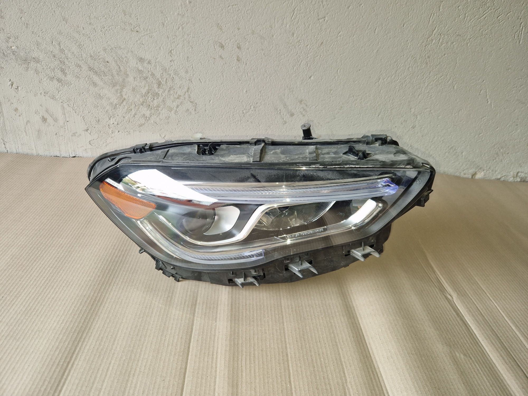 Lampa prawa kompletna GLA h247 USA