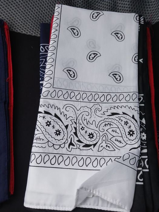 Хустинки-бандани різних кольорів нові, із шовку з візерунком.