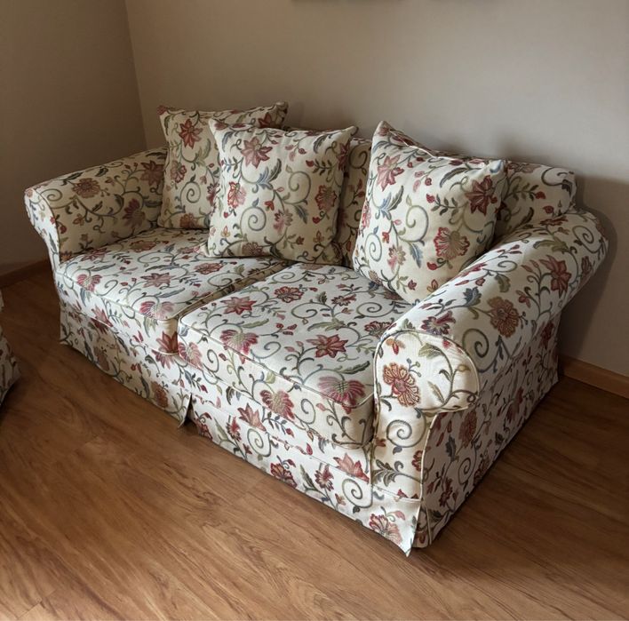 Kanapa z pufą w kwiaty w stylu angielskim rozkladana dwuosobowa
