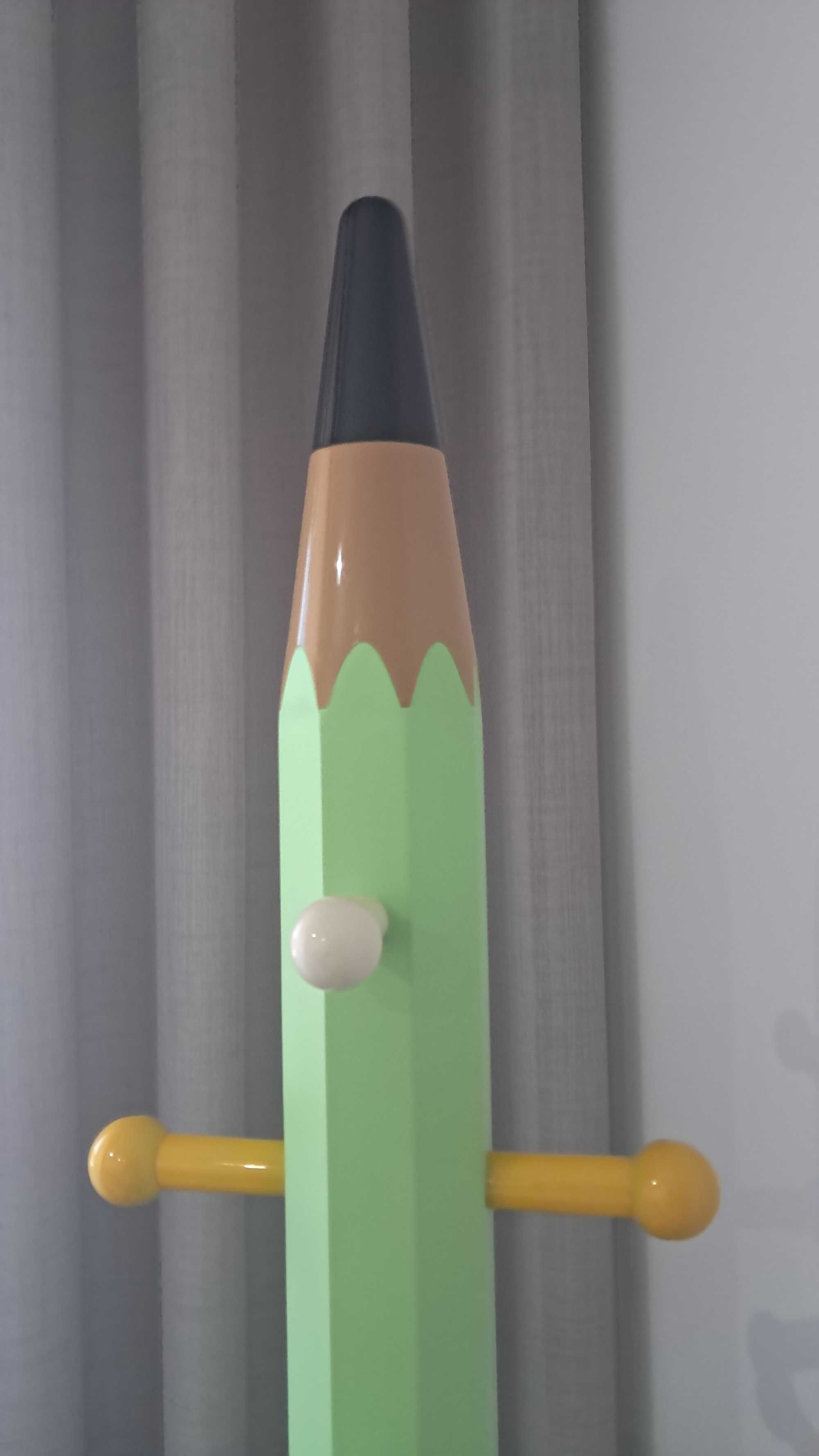 Bengaleiro em forma de lápis de cor para quarto de criança.