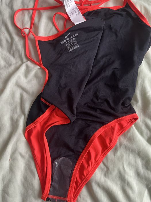 купальник Nike яскравий, суцільний