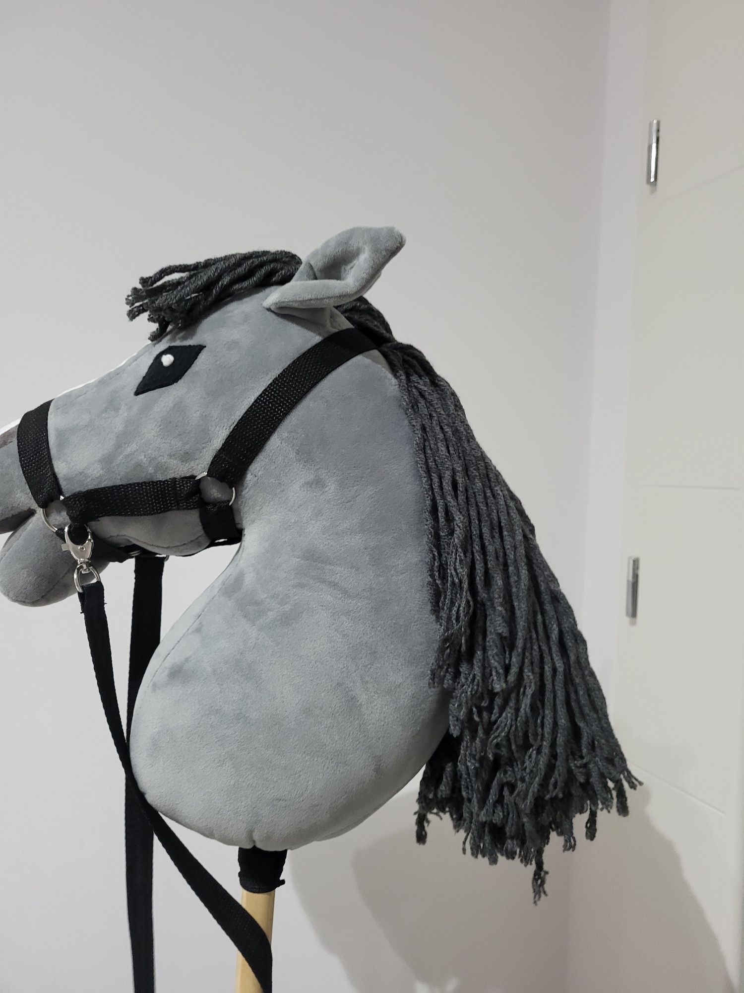Hobby horse szary, grzywa z włóczki