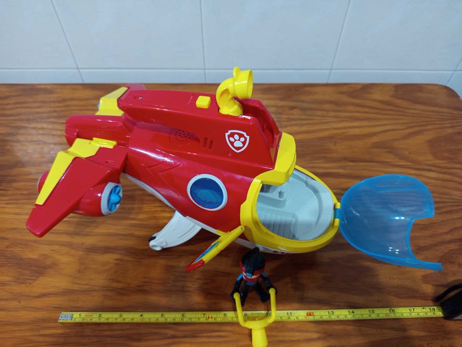 Submarino patrulha pata com figura