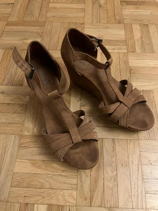 Zamszowe sandały firmy Oysho rozmiar 36
