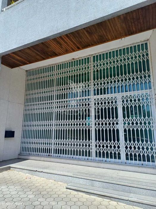 Armazem com loja no centro de S.João da Madeira