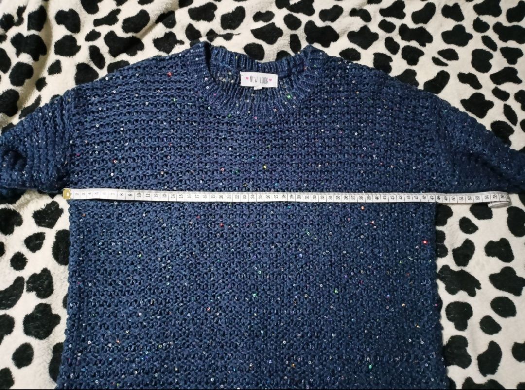 Błyszczący, granatowy sweter z naszytymi kolorowymi cekinami, M