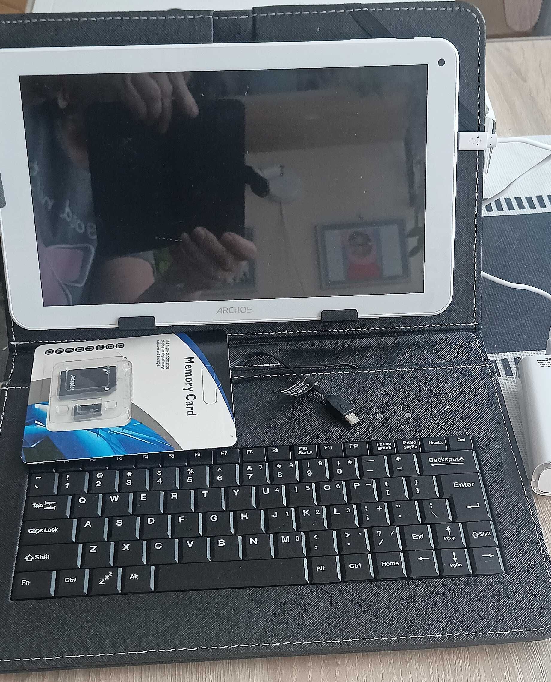 Tablet z klawiaturą w etui i z power bank