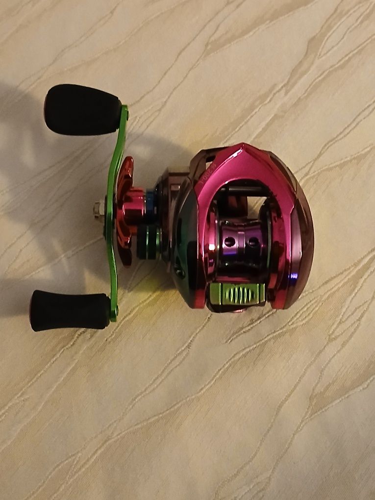 Carretilha e cana de pesca nova com cana de pesca nova