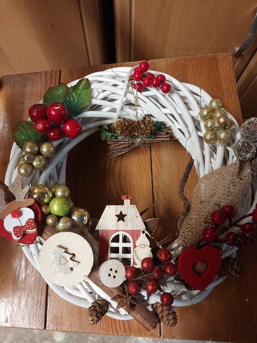 Sprzedam wianki na drzwi. Okno