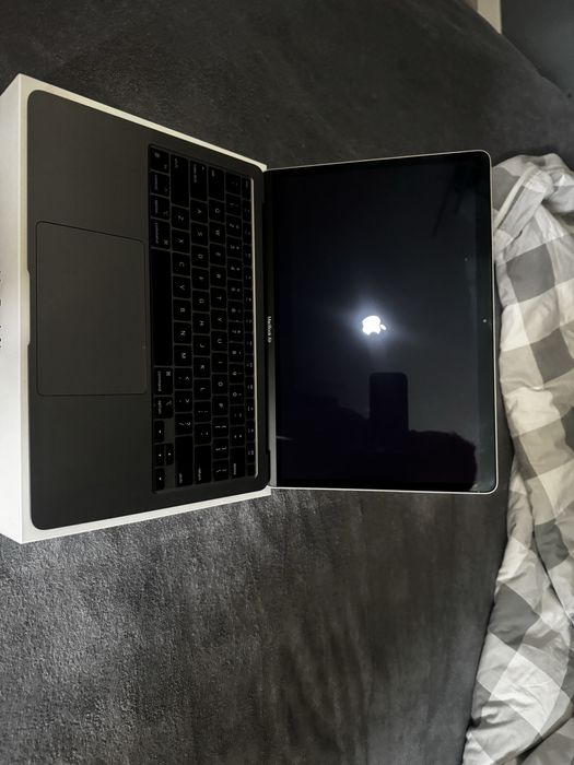 MacBook Air M1 256 GB, 8 GB RAM Magic Mouse  Stan Perfekcyjny