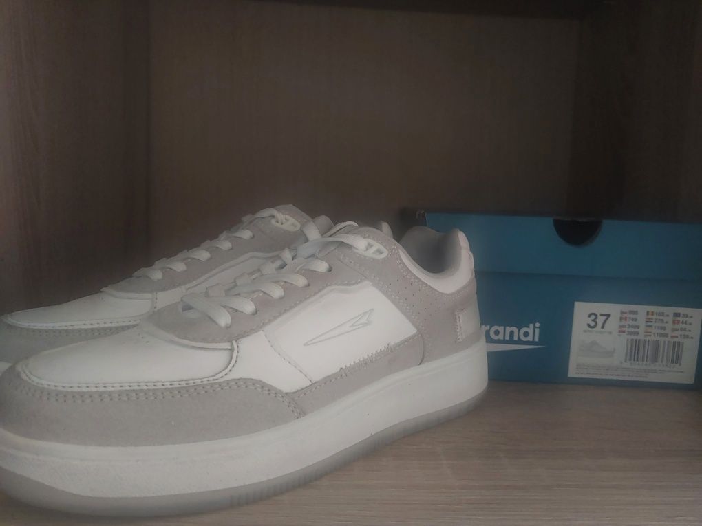 Białe buty marki Sprandi r. 37