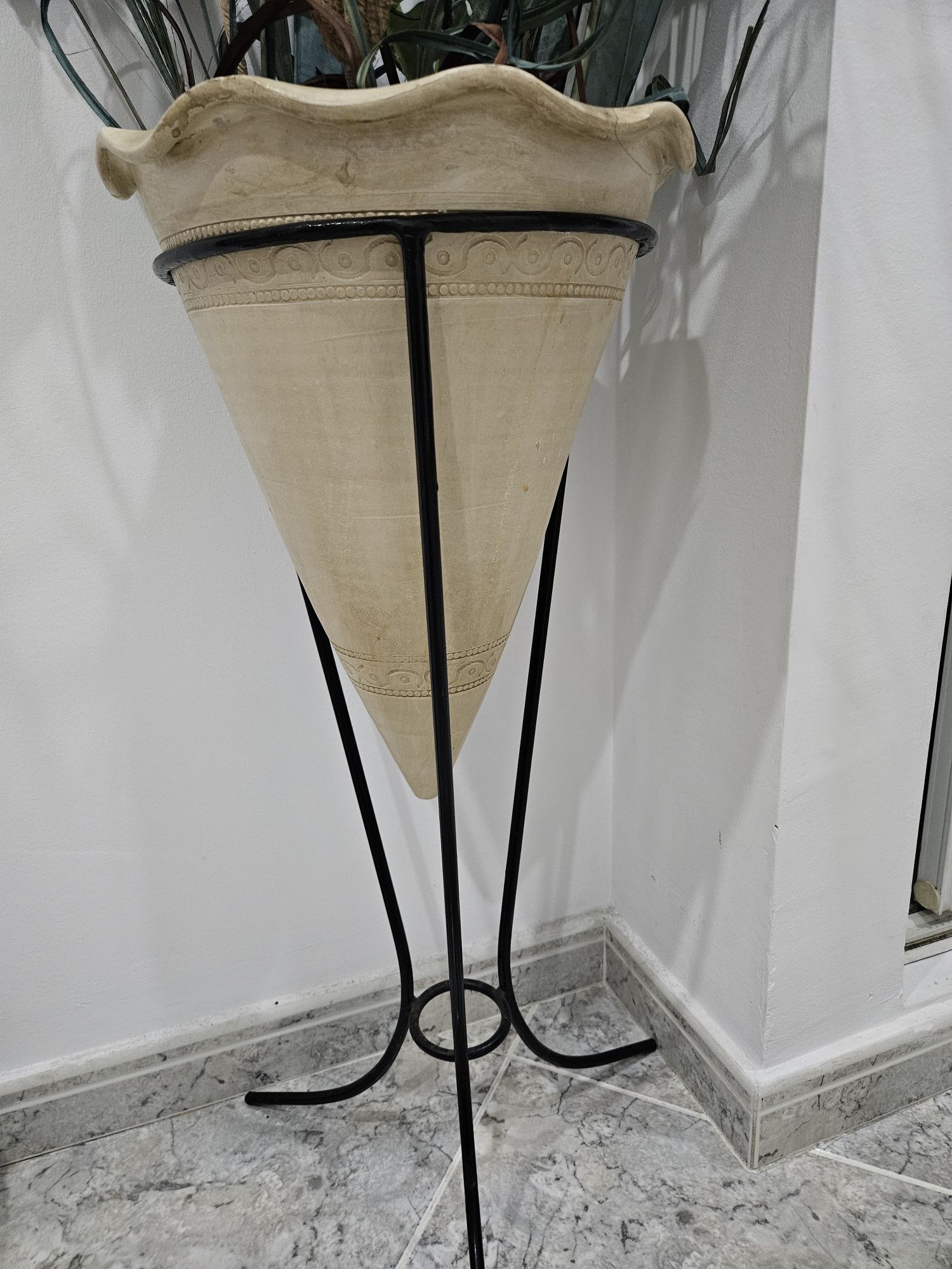 Jarra com suporte em ferro