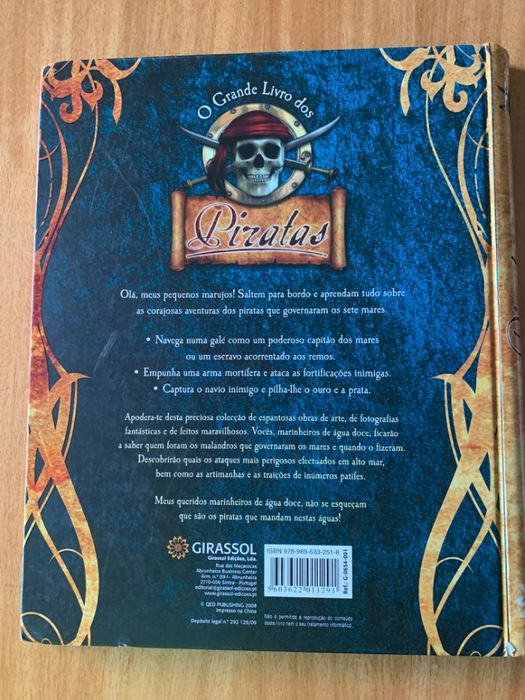 Livro "O grande livro dos piratas"
