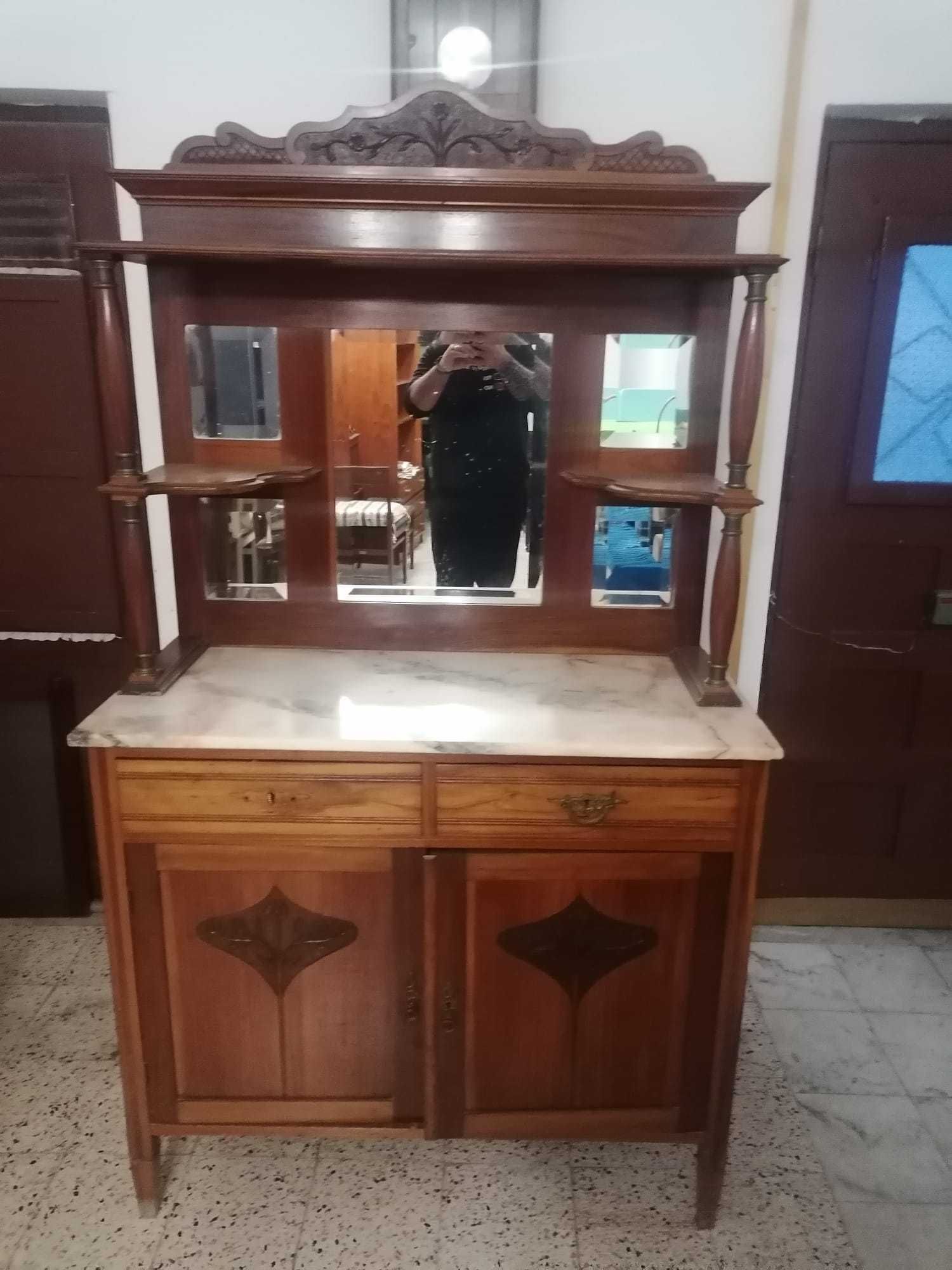 Móvel cristaleira antigo