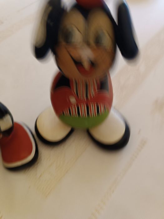 Vendo dois palhaços em pedra pitados