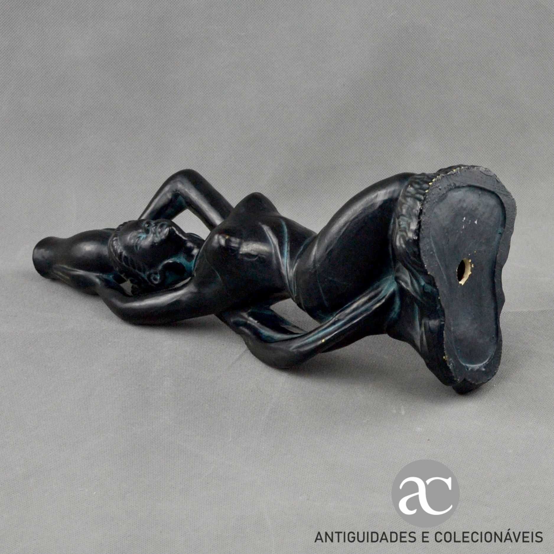 Vintage - Escultura de mulher com cântaro à cabeça em terracota