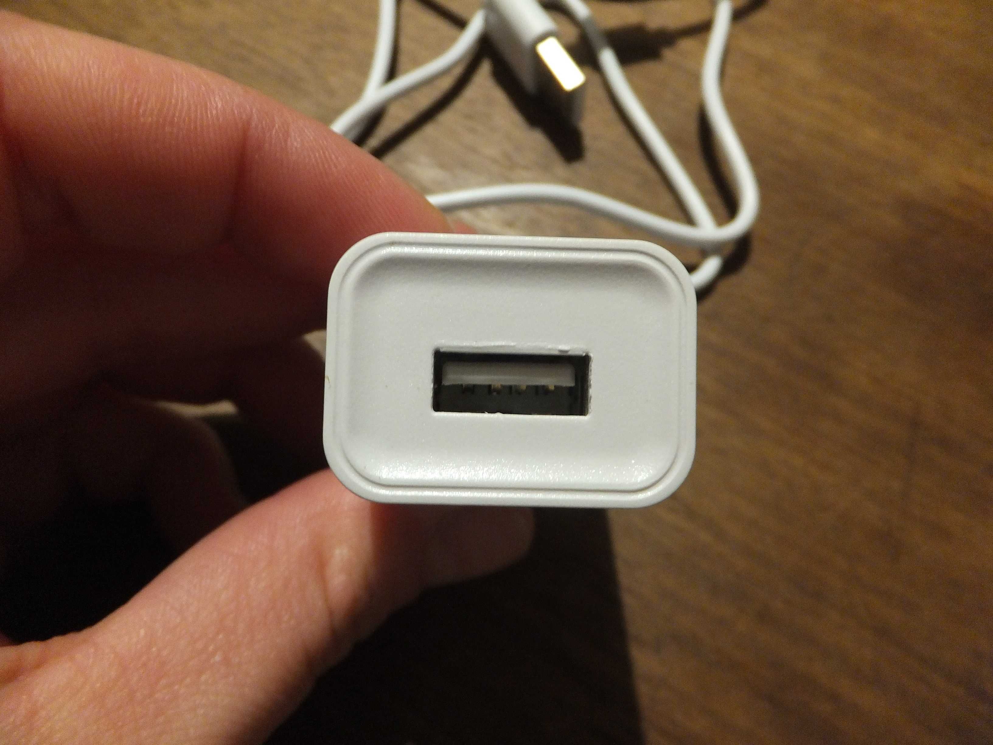 Nowa biała ładowarka sieciowa do telefonu z kablem USB micro - B