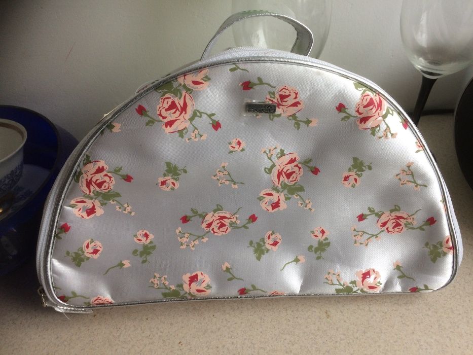 Nowa Srebrna kosmetyczka z w róże