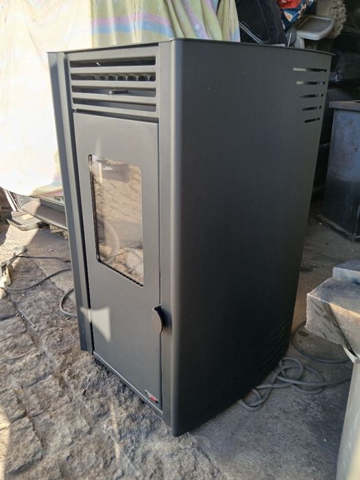 Vendo salamandra a pellets, 8kw, RedPod com pouco uso. Em bom estado.