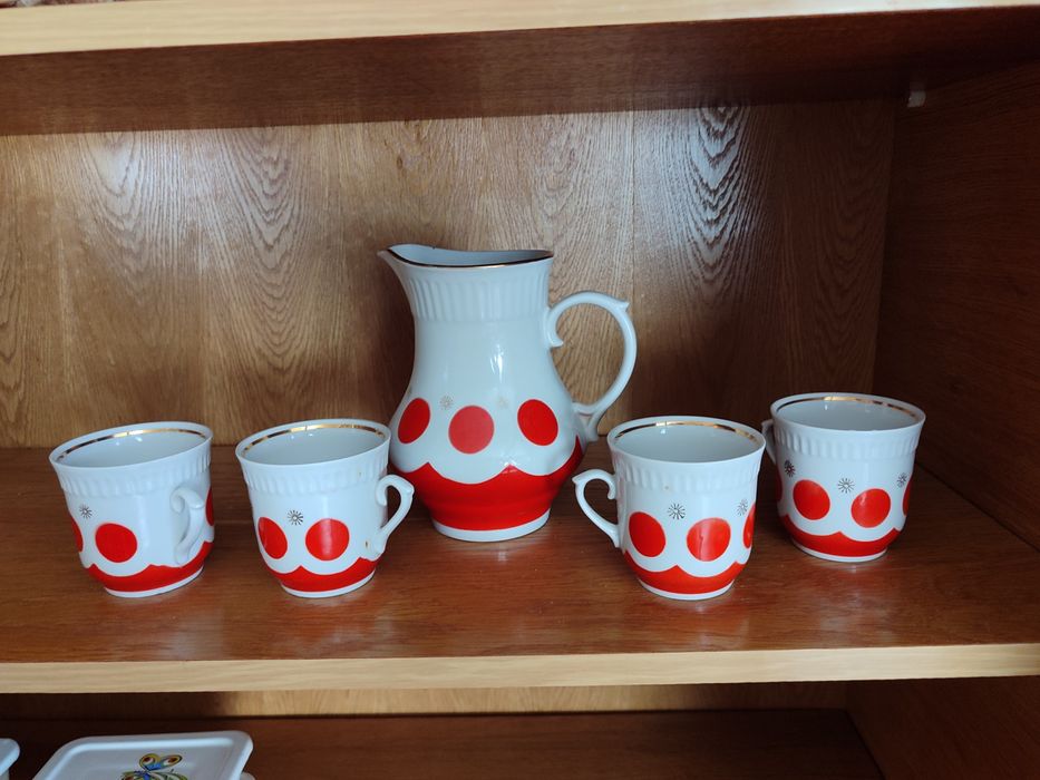 Чайні, кавові, молочні, супні сервізи.