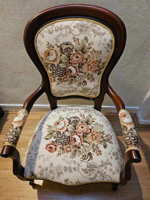 Stylowy kwiecisty fotel