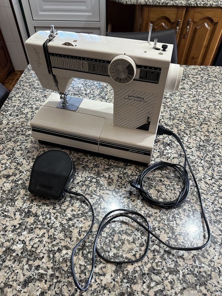 Vendo máquina de costura PRIVILEG 5004