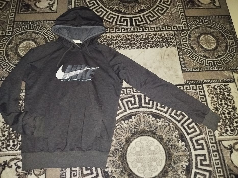 Сіра кофта Nike.