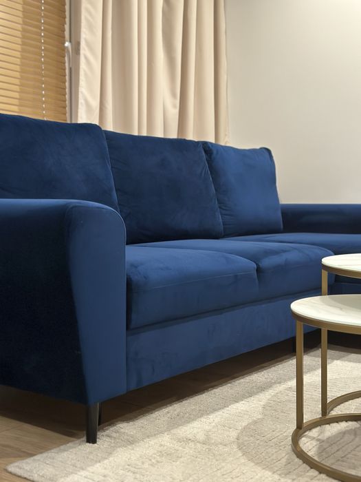 Elegancki granatowy narożnik z funkcją spania – stan bardzo dobry!