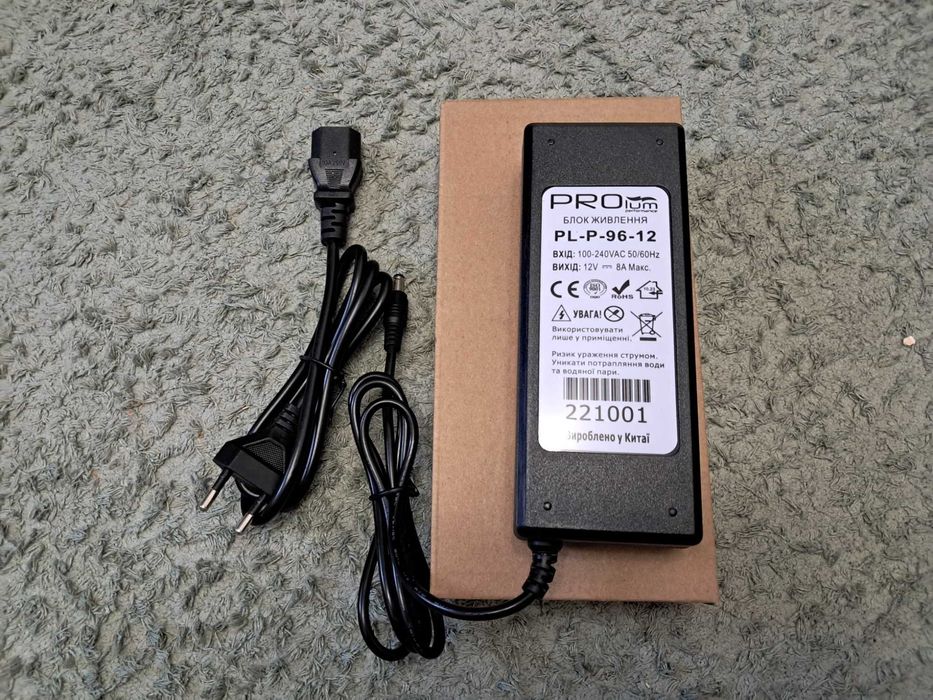 Блок питания в пластиковом корпусе 12В 8А с сетевым кабелем