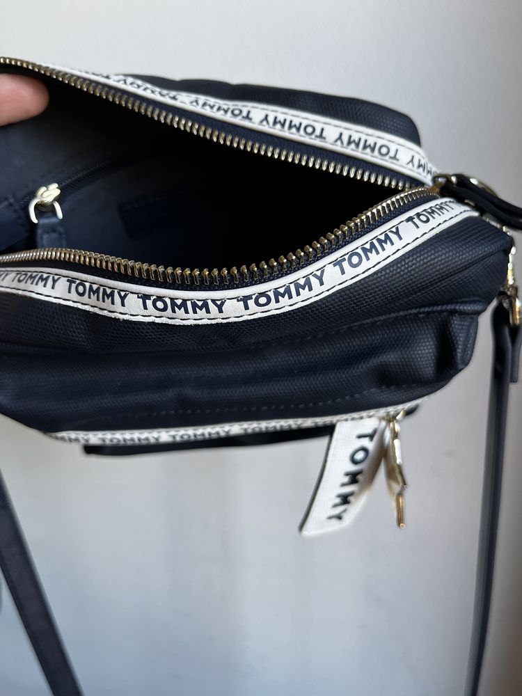 Torebka na ramię listonoszka Tommy Hilfiger