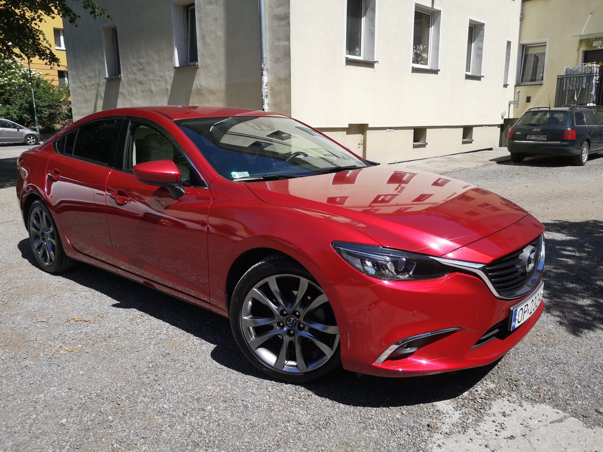 Piękna czerwona Mazda 6