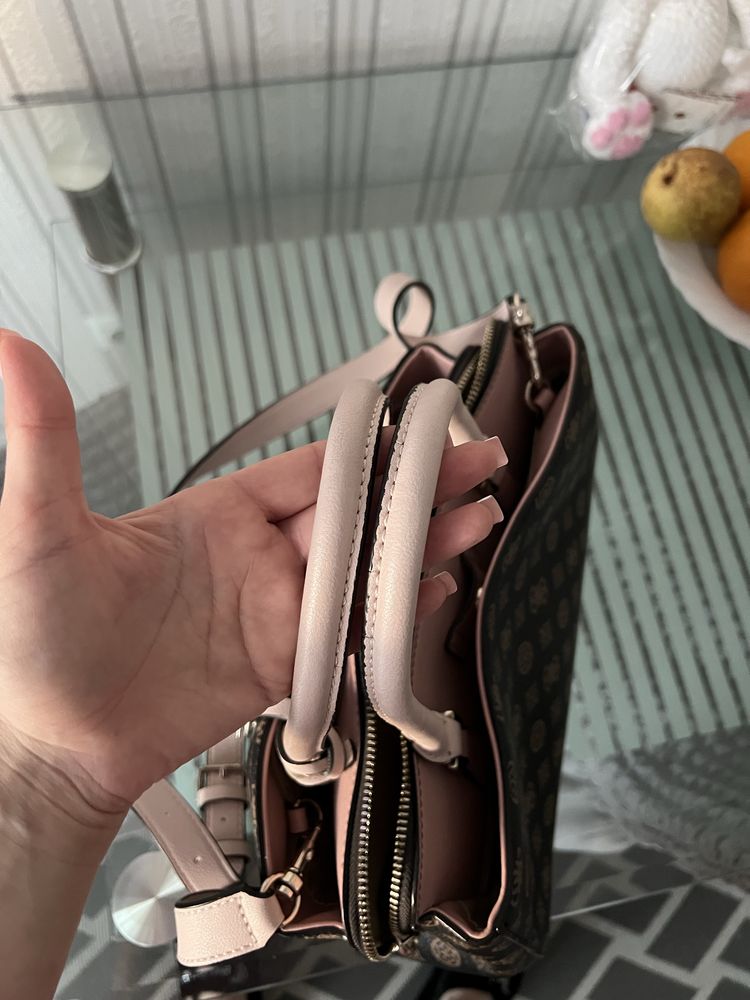 Сумка Guess.