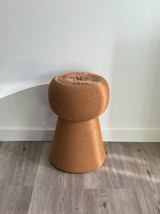 Banco/mesa de apoio em cortiça