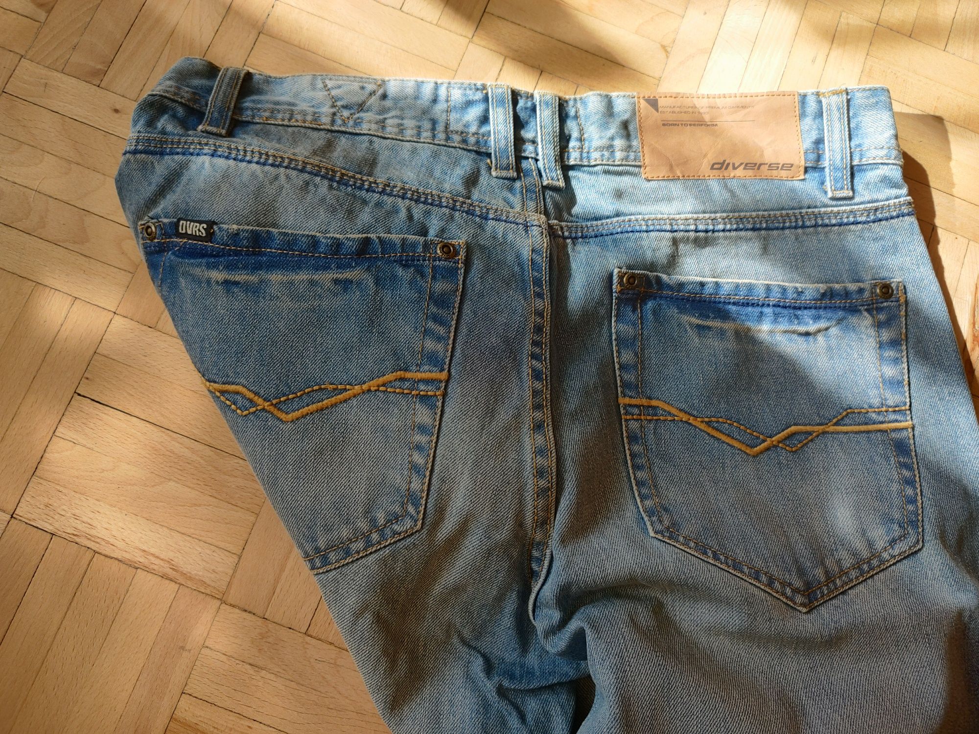 Diverse spodnie jeans