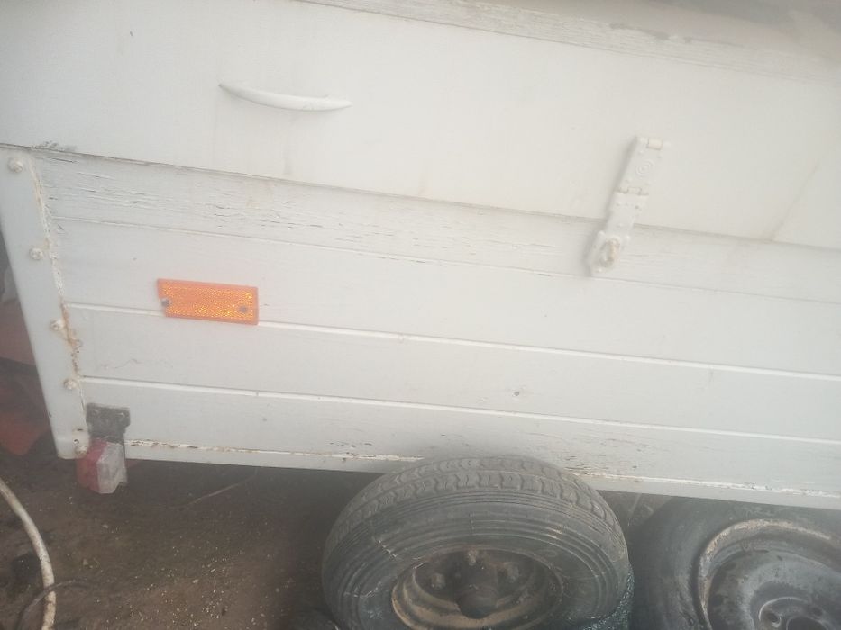 Reboque com parte elétrica