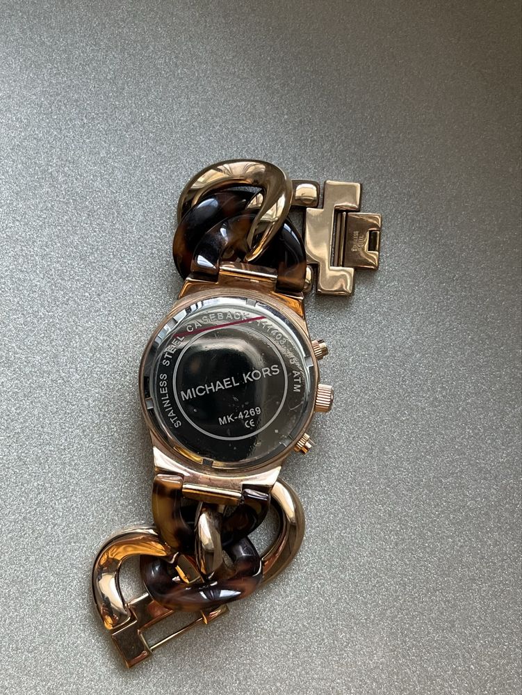 Relógio moderno Michael Kors dourado e castanho tartaruga