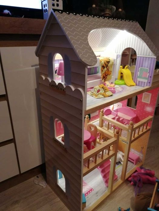 Drewniany domek dla lalek z LED Z mebelkami + oświetlenie LED