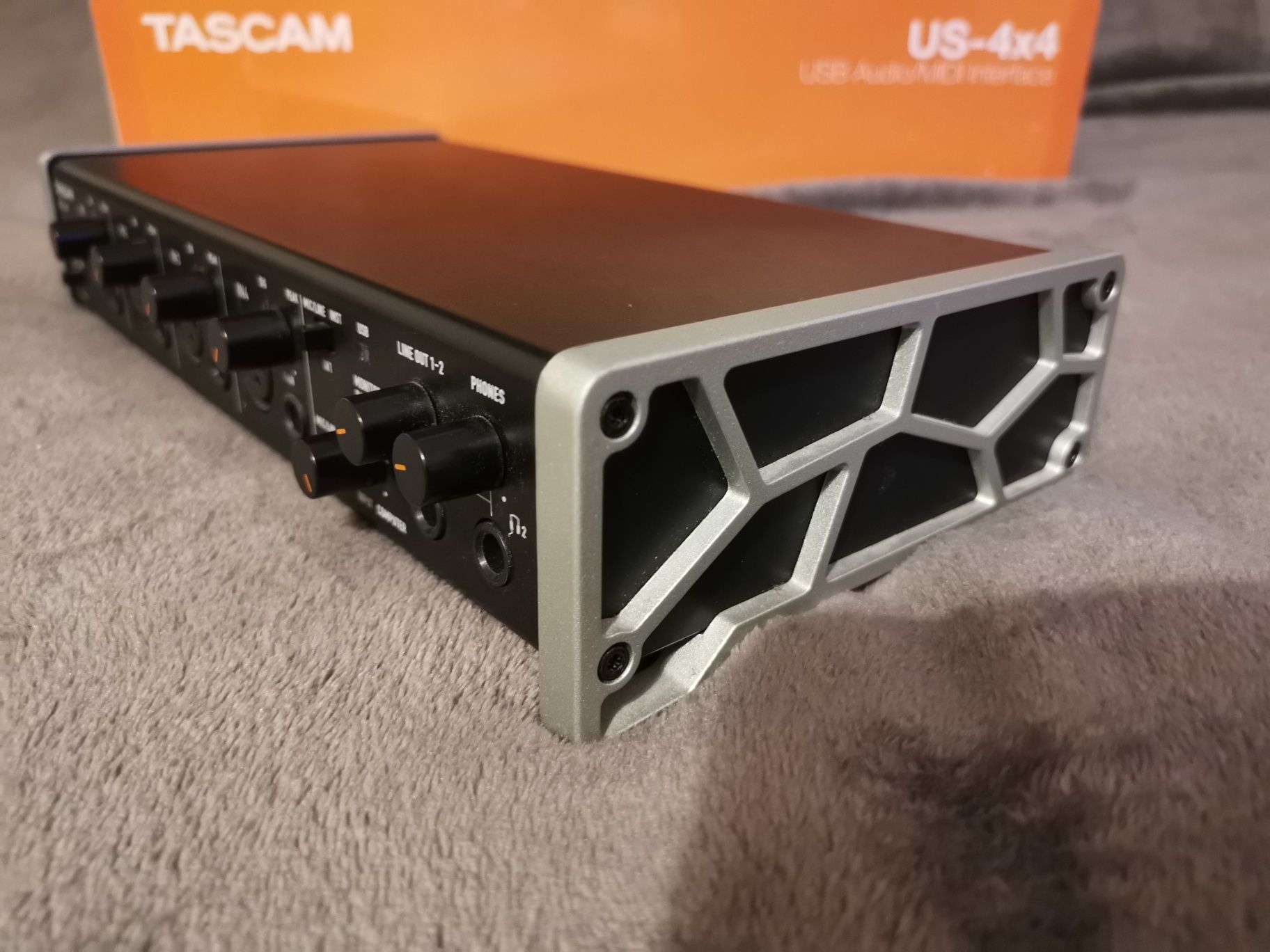 Tascam us 4x4 interfejs audio