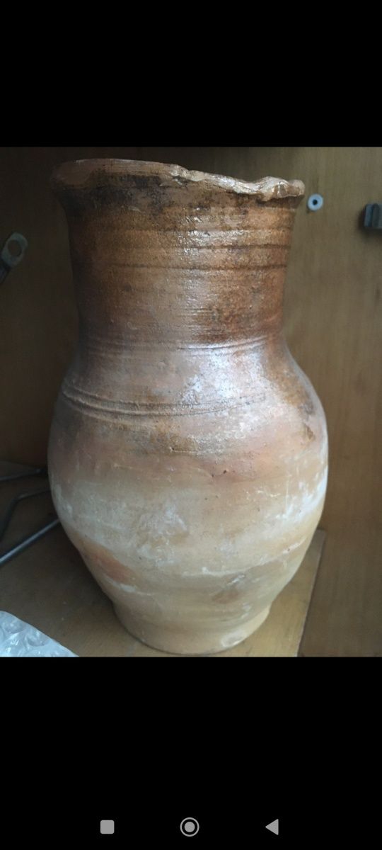 Старинные  глиняные кувшины ручной работы.