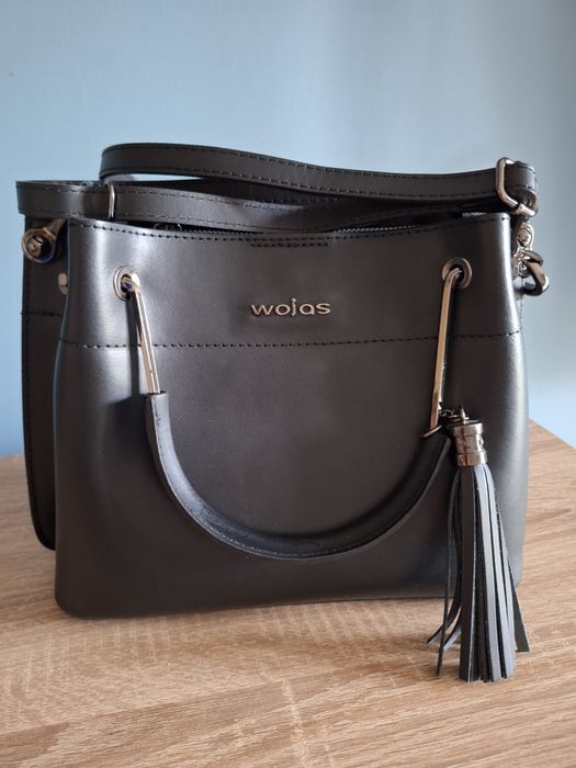 Czarna skórzana torebka damska typu kuferek