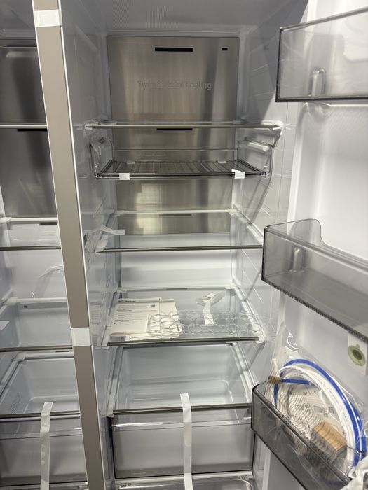 Lodówka Side by Side z kostkarką SAMSUNG RS90F66BEF, LCD