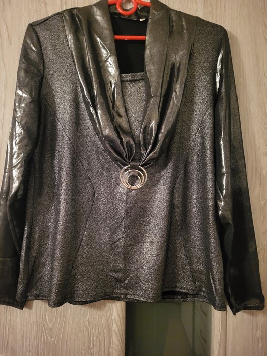 Bluzkę czarna z długim rękawem.