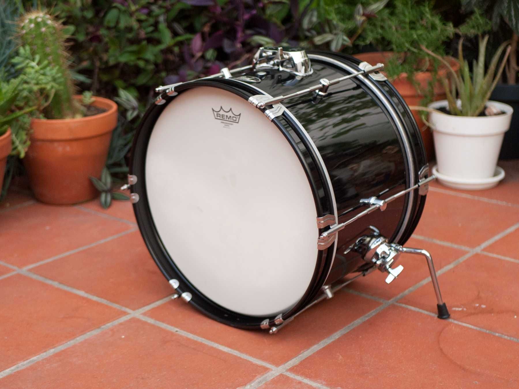 Pearl 16" x 10" Roadshow Jr. + 2 Peles