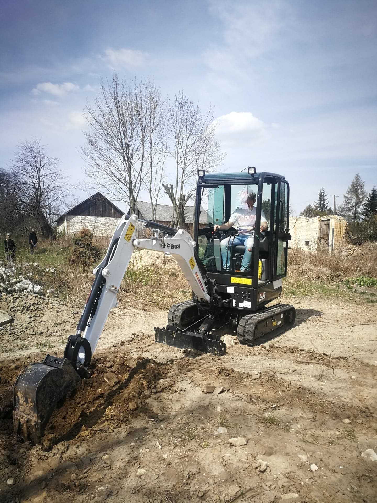 Usługi minikoparką wykopy fundamenty